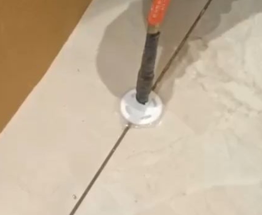 丹寨瓷砖空鼓维修公司专业解答瓷砖在铺贴过程中，如果没有涂抹均匀到位的粘结材料（如水泥砂浆或瓷砖胶），可能会导致以下问题